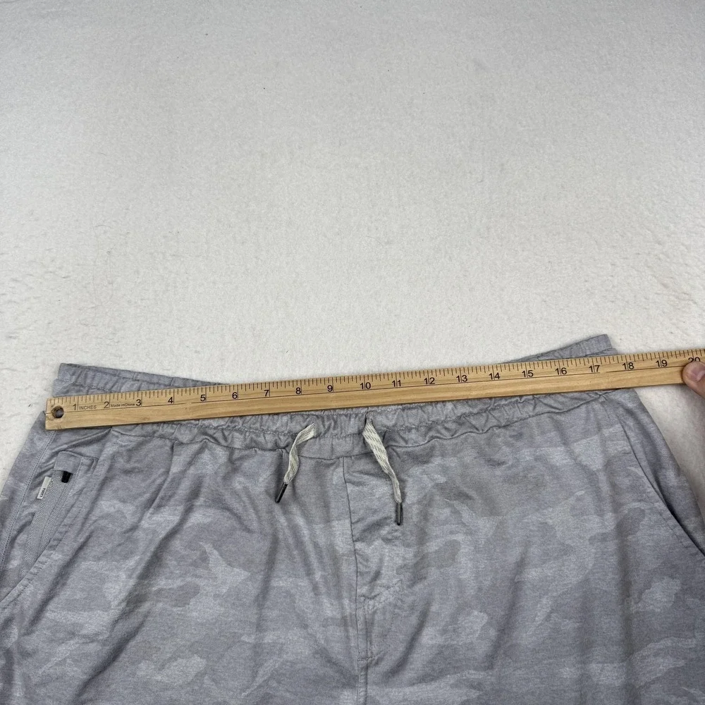 Vuori Shorts Mens 2XL Gray Camo Athletic Jersey Drawstring 7 Inseam Pockets V344